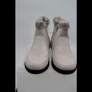 Khombu, women’s ankle suede boots, size 9